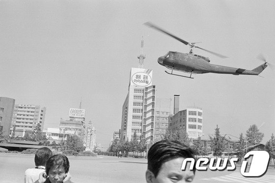 1980년 5·18 민주화운동 당시 광주 동구 금남로와 전일빌딩 주변에 헬기가 떠 있는 것을 기자들이 촬영한 사진.(5·18기념재단 제공)2017.1.12/뉴스1 © News1