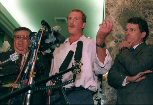 로드니 킹 사건이 전국적 관심을 불러일으키자 사건 발생 3개월 후인 1991년 6월 홀리데이(가운데)가 기자회견에서 촬영 당시 상황을 설명하고 있다. 버라이어티닷컴