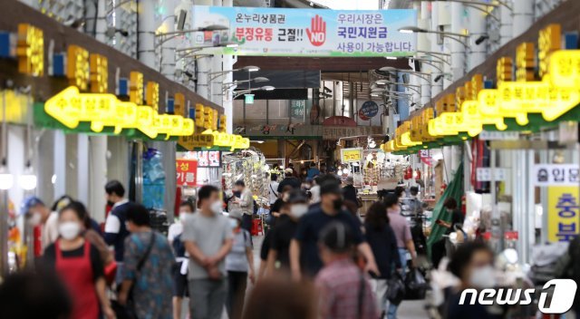 26일 서울시내의 한 전통시장을 찾은 시민들이 장을 보고 있다. 2021.9.26/뉴스1 © News1