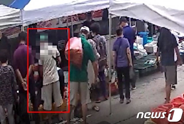절도 혐의로 구속 송치된 60대 A씨가 유성5일장에서 절도 행각을 벌이는 모습이 CCTV에 고스란히 촬영됐다.  (대전경찰청 제공) © 뉴스1