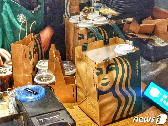 28일 오전 수도권 한 스타벅스커피 매장에서 스타벅스 파트너가 한 고객이 한정판 리유저블 컵에 주문한 20잔의 커피를 포장하고 있다. © 뉴스1