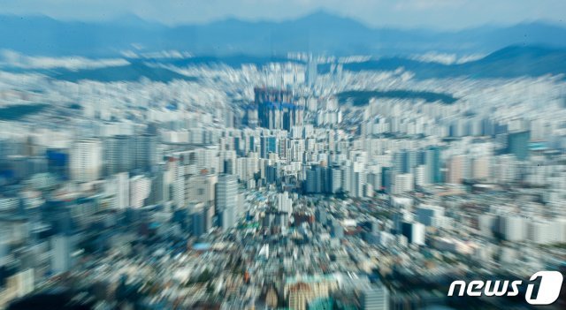 22일 서울 용산구 남산N서울타워에서 바라본 도심 아파트단지. 2021.9.22/뉴스1 © News1