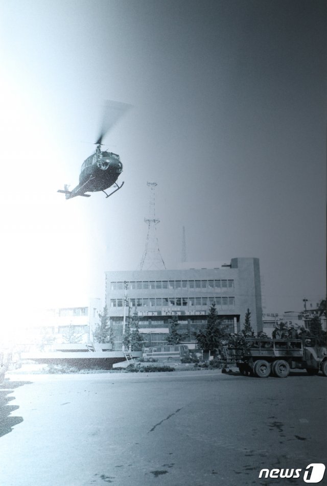 1980년 5월 항쟁의 최후 결전이 벌어진 직후의 옛 전남도청 모습이 최초로 공개됐다. 노먼 소프 기자가 촬영한 5월27일 전남도청 앞 광장에 착륙하는 헬기 모습. 2021.5.6/뉴스1 © News1