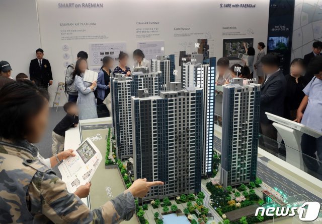 모델하우스를 찾은 예비청약자들(자료사진) 2019.9.20/뉴스1 © News1