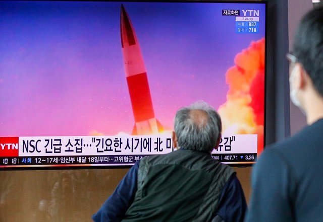 28일 서울역에서 시민들이 북한 단거리 미사일 발사 관련 뉴스를 시청하고 있다. 뉴스1