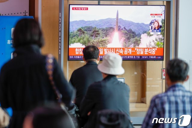 28일 서울역에서 시민들이 북한 단거리 미사일 발사 관련 뉴스를 대형 TV를 통해 시청하고 있다. 2021.9.28/뉴스1 © News1