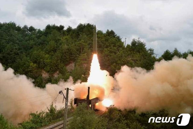 북한이 지난 15일 철도기동미사일연대 검열사격 훈련을 진행했다. 뉴스1