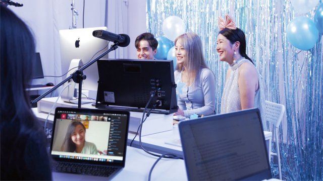 위시컴퍼니가 운영 중인 유튜브 채널 ‘위시트렌드TV’의 메인 호스트인 메디, 캐스퍼, 유니스(왼쪽부터)가 라이브 방송을 진행하고 있다. 위시컴퍼니 제공