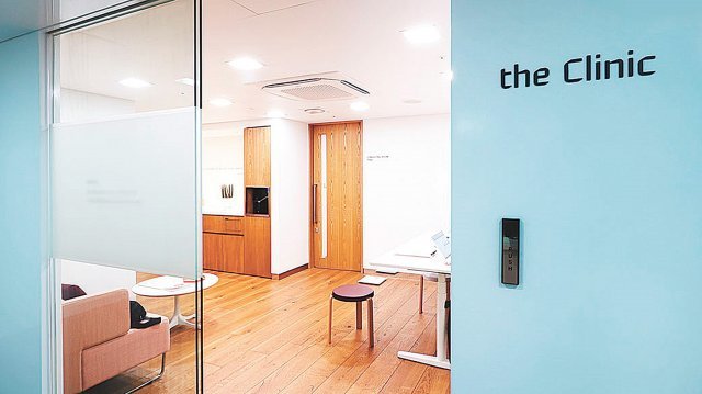 서울 여의도 본사 내부의 사내병원 ‘더 클리닉(The Clinic)’을 통해 직원들의 건강상태도 지속적으로 관리해준다. 현대카드 제공
