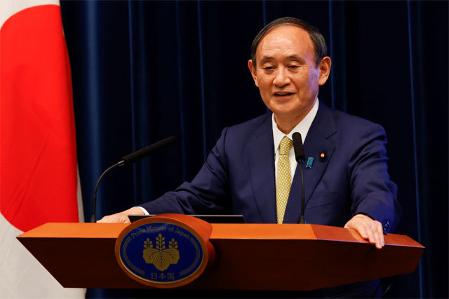 공개석상에서 좀처럼 웃는 모습을 보이지 않았던 스가 요시히데 일본 총리가 28일 도쿄 관저에서 열린 퇴임 전 마지막 기자회견에서 미소를 지으며 이야기하고 있다. 도쿄=AP 뉴시스