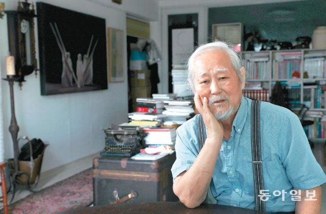 서울 종로구 자택에서 본보와 인터뷰하고 있는 김구림 화백, 그는 1969년 실험적 전위미술을 표방한 한국아방가르드협회(AG) 등의 결성을 이끌었다. 신원건 기자 laputa@donga.com