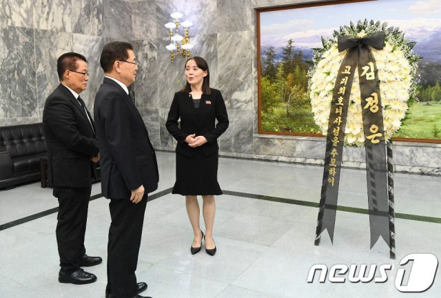 2019년 6월 12일 김여정 북한 노동당 제1부부장이 판문점 북측 지역인 통일각에서 정의용 청와대 국가안보실장(오른쪽 두번째)과 박지원 민주평화당 의원에게 고 이희호 여사를 애도하며 보낸 김정은 국무위원장의 조화를 전달하고 있다.(통일부 제공) © News1