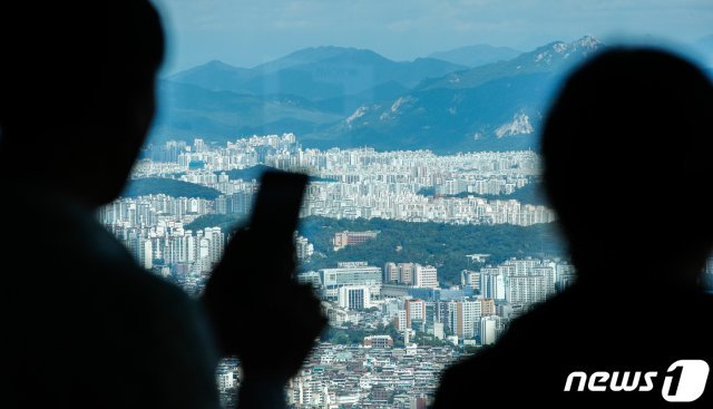 서울 용산구 남산N서울타워에서 바라본 도심 아파트단지. /뉴스1 DB © News1