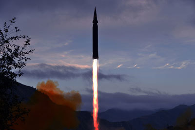 북한이 새로 개발했다는 극초음속미사일을 29일 공개했다. 노동당 기관지 노동신문은 이 미사일의 이름이 ‘화성-8’형이라며 관련 
사진을 보도했다.