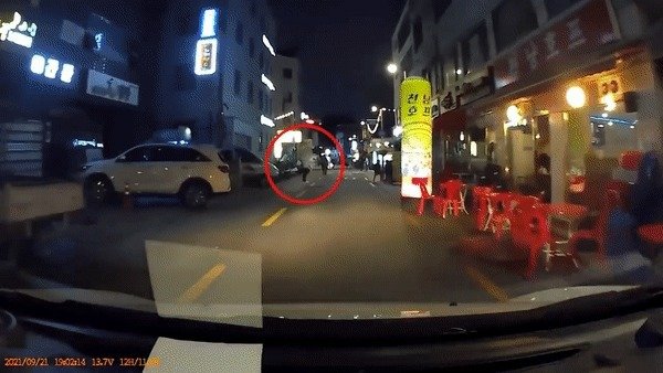 골목길을 지나가는 차량을 응시하다 일부러 발을 뻗는 남성의 영상이 공개됐다. (유튜브 ‘한문철 TV’ 영상 갈무리) © 뉴스1