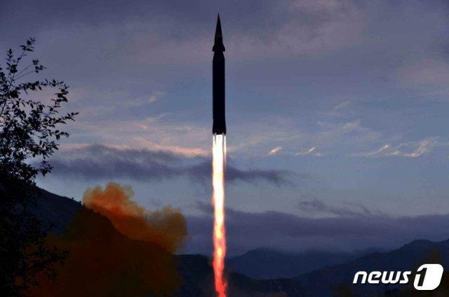 북한이 새로 개발했다는 극초음속 미사일을 29일 공개했다. 노동당 기관지 노동신문은 이 미사일의 이름이 ‘화성-8’형이라며 관련 사진을 보도했다. © 뉴스1