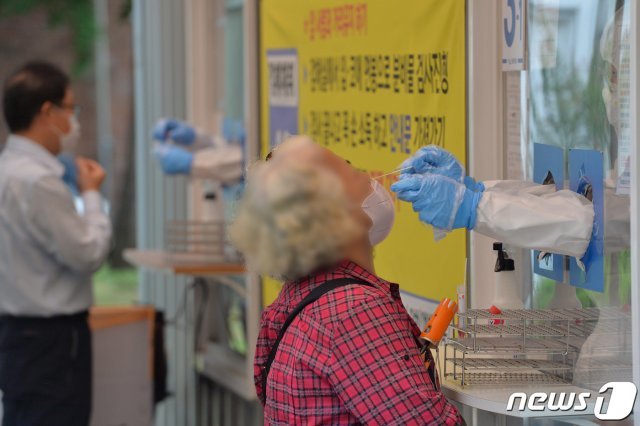 27일 경북 포항시 남구 보건소 선별진료소에서 시민들이 코로나19 검체 검사를 받고 있다. 2021.9.27/뉴스1 © News1