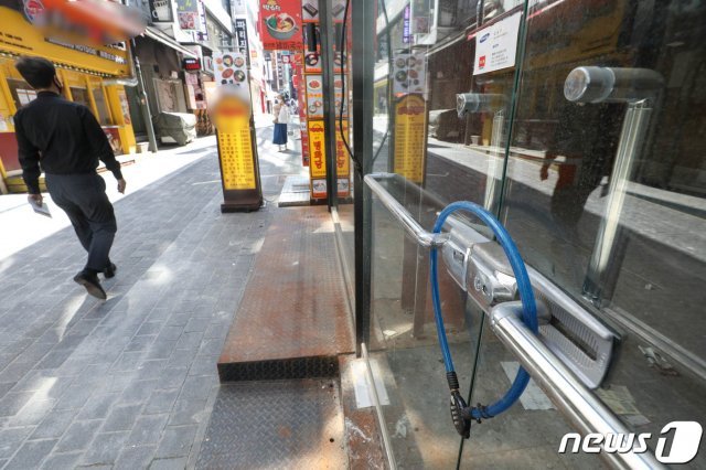 지난 15일 서울 명동에서 폐점한 한 상점 모습. 2021.9.15/뉴스1 © News1