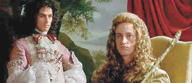 영화 ‘왕의 춤’에서 륄리(왼쪽)는 루이 14세와 예술적 교감을 나누지만 둘의 관계는 결국 파국에 이른다. 브에나비스타코리아 제공