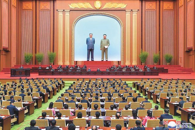 최고인민회의 제14기 제5차 회의가 28일 평양 만수대의사당에서 열린 가운데 참가자들이 새로 채택되는 주요 법안에 대한 설명을 듣고 있다. 조선중앙통신