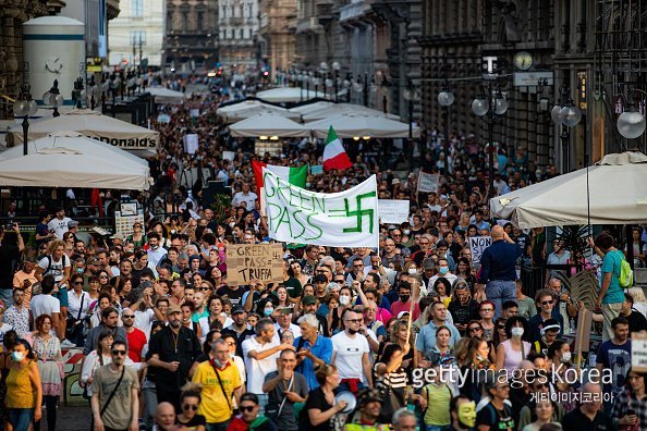 지난 18일 이탈리아 밀라노에서 벌어진 ‘그린 패스’ 반대 시위. ⓒ게티이미지