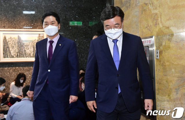 윤호중 더불어민주당 원내대표(오른쪽)와 김기현 국민의힘 원내대표(왼쪽). 2021.9.29/뉴스1 © News1
