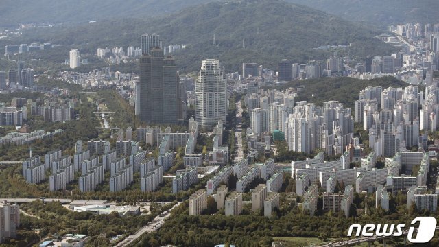 서울 송파구 롯데월드 서울스카이에서 바라본 강남구 아파트단지. 2021.9.16/뉴스1 © News1