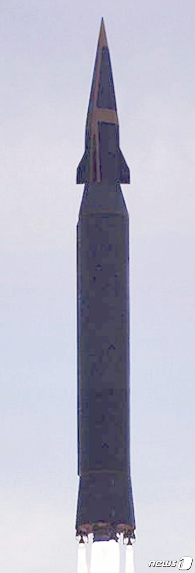 북한이 지난 28일 시험 발사한 극초음속 미사일(극초음속 활공체(HGV) 탑재 미사일) ‘화성-8형’. 미사일 추진체는 1단이며, 탄두부의 활공체엔 3~4개의 날개가 붙어 있는 것으로 추정된다. (네이선 헌트 트위터) © 뉴스1