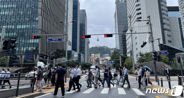 29일 서울 종로구 일대에서 직장인들이 점심식사를 위해 이동하고 있다. 2021.9.29/뉴스1 © News1