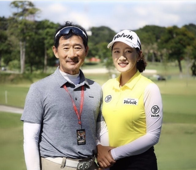 미국여자프로골프(LPGA)투어에서 뛰고 있는 최운정(오른쪽)과 아버지 최지연 씨.