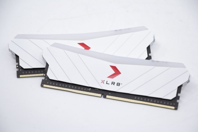 PNY 액셀러레이트 게이밍(XLR8 GAMMING) DDR4-3600, 오버클록 메모리는 발열 해소를 위해 방열판을 부착하는 게 일반적이다. 출처=IT동아