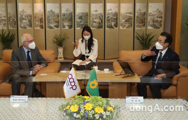 이성희 농협중앙회장(오른쪽)이 30일 서울 중구 농협중앙회 본관에서 브루노 롤란츠 국제협동조합연맹(ICA) 사무총장을 접견하고 올 
12월 서울에서 개최되는 세계협동조합대회 준비 등 상호 협력방안에 관한 의견을 교류했다. 농협 제공
