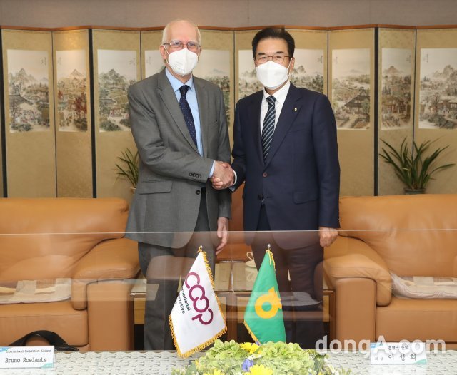 이성희 농협중앙회장(오른쪽)이 30일 서울 중구 농협중앙회 본관에서 브루노 롤란츠 국제협동조합연맹(ICA) 사무총장을 접견하고 기념촬영을 하고 
있다.