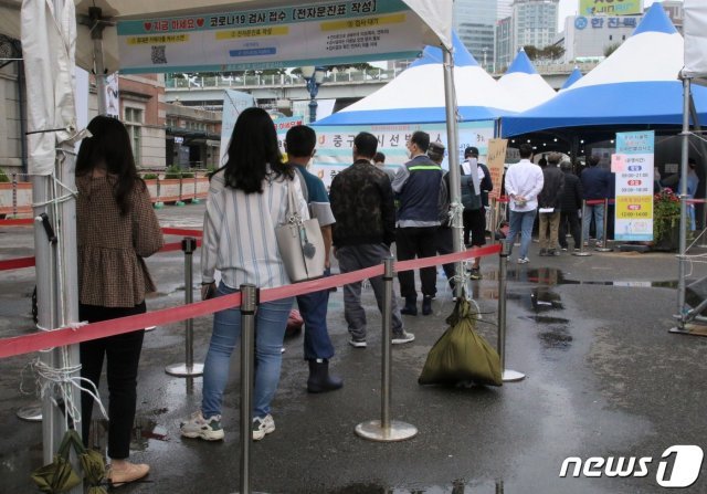 30일 오전 서울 중구 서울역 광장에 마련된 신종 코로나바이러스 감염증(코로나19) 임시선별검사소에서 시민들이 검사를 받고 있다. 2021.9.30/뉴스1 © News1