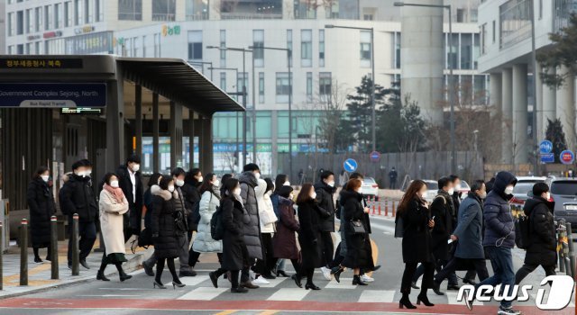 2021년 첫 출근날인 4일 세종시 어진동 정부세종청사 일원에서 정부부처 공무원 등 관계자들이 출근길을 나서고 있다. 2021.1.4/뉴스1 © News1