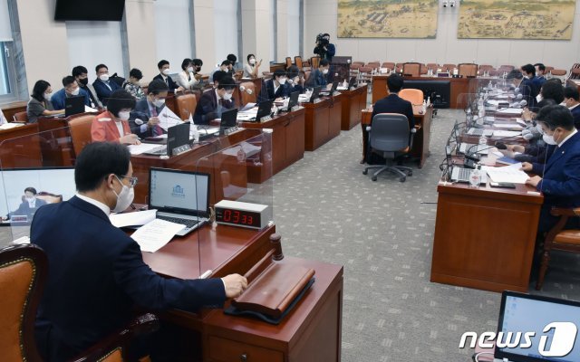 조해진 신임 국회 교육위원회 위원장이 지난 14일 서울 여의도 국회에서 열린 전체회의에서 의사봉을 두드리고 있다. 2021.9.14/뉴스1 © News1