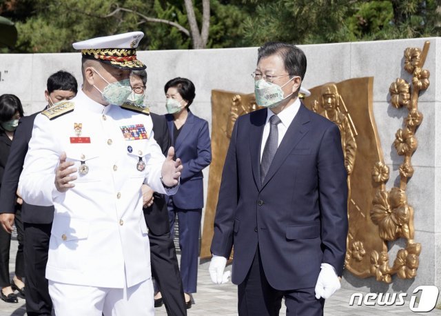 문재인 대통령이 국군의 날인 1일 오전 경북 포항 해병대1사단 부대 내 마린온(MUH-1) 순직자 위령탑을 찾아 유가족과 함께 추모벽을 돌아보고 있다. 2021.10.1/뉴스1 © News1