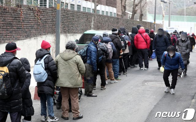 지난 겨울 노숙인 보호시설인 경기도 성남시 안나의 집 앞에 도시락을 받으려는 노숙인과 독거 노인들이 거리두고 대기하고 있다. 2021.1.4/뉴스1 © News1