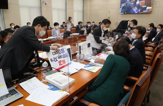 1일 오후 서울 여의도 국회에서 열린 행정안전위원회 국정감사에서 오전에 부착한 국민의힘 손팻말을 떼고 있다.