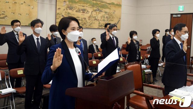 유은혜 부총리 겸 교육부 장관과 교육부 산하 단체장들이 1일 오서울 여의도 국회에서 열린 교육위원회 국정감사에서 선서하고 있다. 2021.10.1/뉴스1 © News1