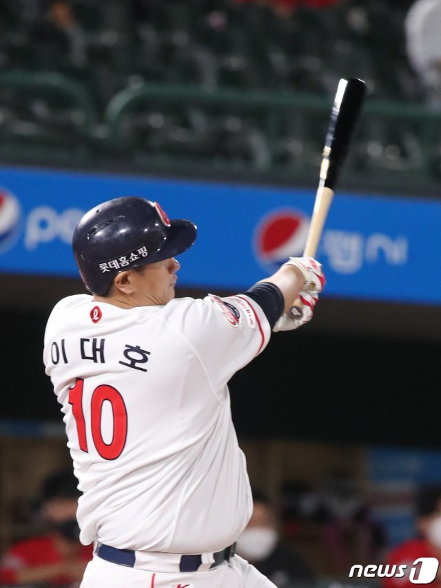 이대호가 KBO리그 통산 2000안타 기록을 달성했다. 뉴스1 © News1