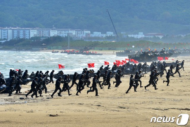 제73주년 국군의 날을 하루 앞둔 지난달 30일 경북 포항시 남구 도구해안에서 해병대 주관 육해공 합동 상륙작전 ‘피스메이커’ 시연을 위한 연습이 언론에 공개됐다… 2021.10.1/뉴스1 © News1