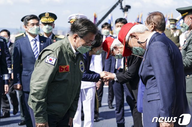 문재인 대통령이 1일 경북 포항 영일만 해상 마라도함에서 열린 제73주년 국군의 날 기념식에서 참석자들에게 인사하고 있다. 2021.10.1/뉴스1 © News1 이광호 기자