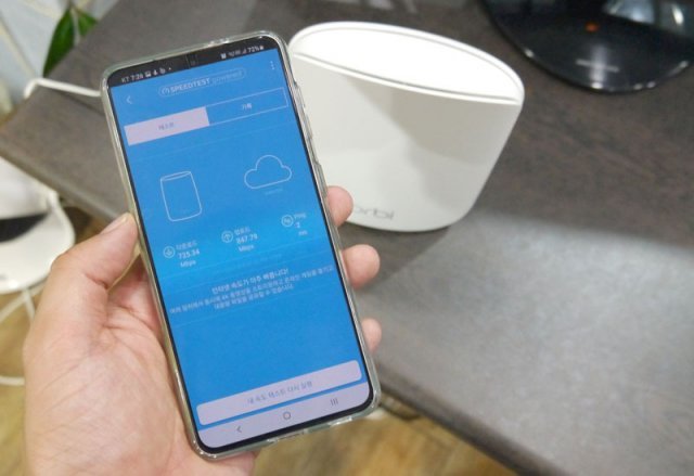2층에서도 다운로드 735.54Mbps, 업로드 642.22Mbps 유선급 속도를 냈다 (출처=IT동아)