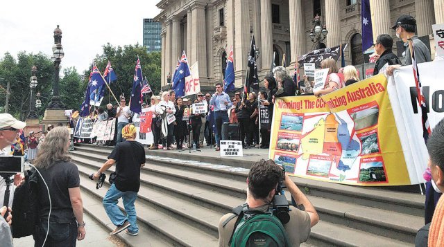 호주 남동부 빅토리아주가 중국과 ‘일대일로’ 계약을 맺은 것을 반대하는 빅토리아 주민 200여 명이 2019년 12월 주의회 계단에서 사업 중단을 촉구하는 시위를 벌였다. 사진 출처 트위터