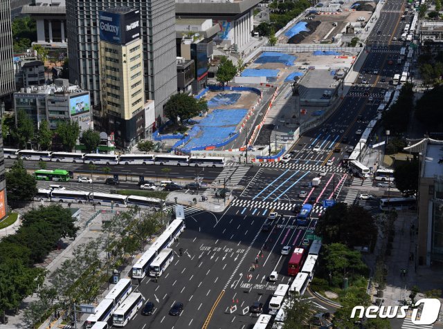 서울 종로구 광화문 광장에 불법집회를 막기 위해 차벽이 설치돼 있는 모습(자료사진). 뉴스1