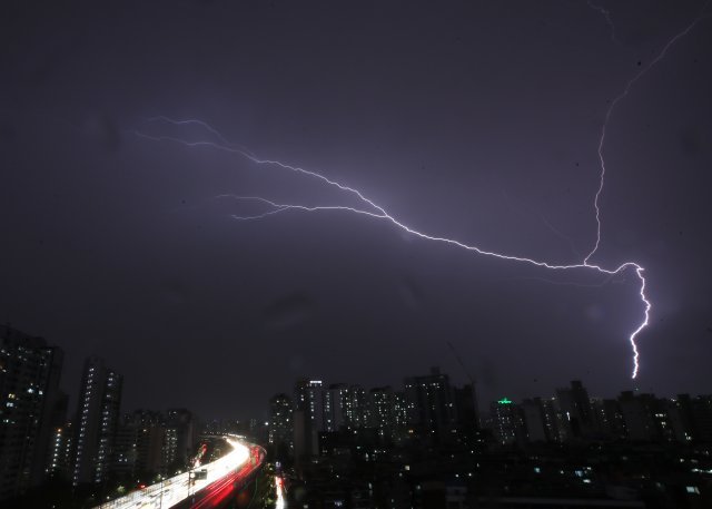 1일 밤 서울 하늘에 번개가 내리치고 있다.. 사진 뉴시스