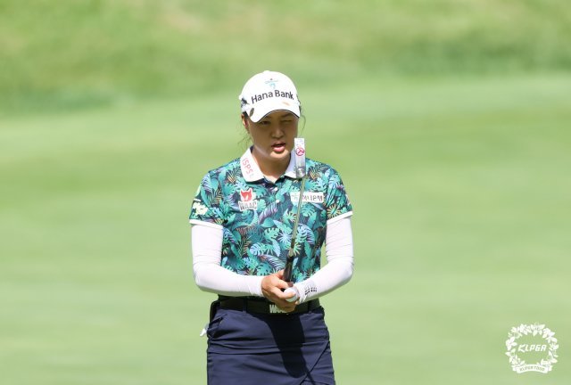 ‘호주 교포’ 이민지가 2일 한국여자프로골프(KLPGA) 투어 하나금융그룹 챔피언십 3라운드 1번홀에 앞서 퍼팅라인을 살펴보고 있다. (KLPGA 제공)