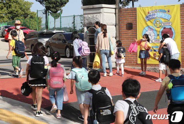 서울 서대문구 연가초등학교에서 학생들이 등교를 하고 있다. 2021.9.6/뉴스1 © News1