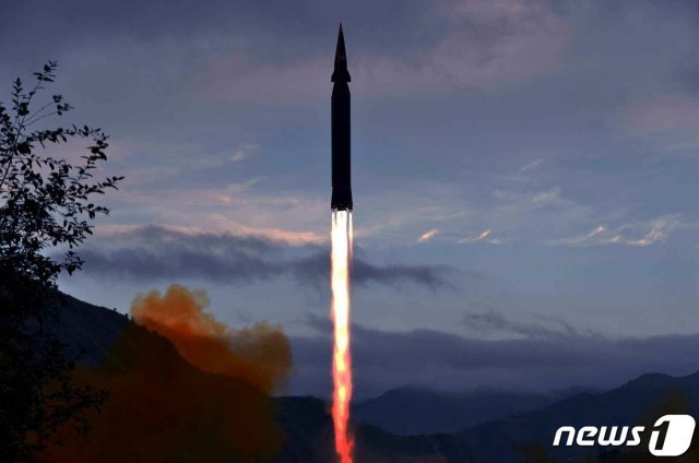 북한 국방과학원이 지난달 28일 극초음속 미사일 ‘화성-8형’을 시험발사했다.(평양 노동신문=뉴스1)